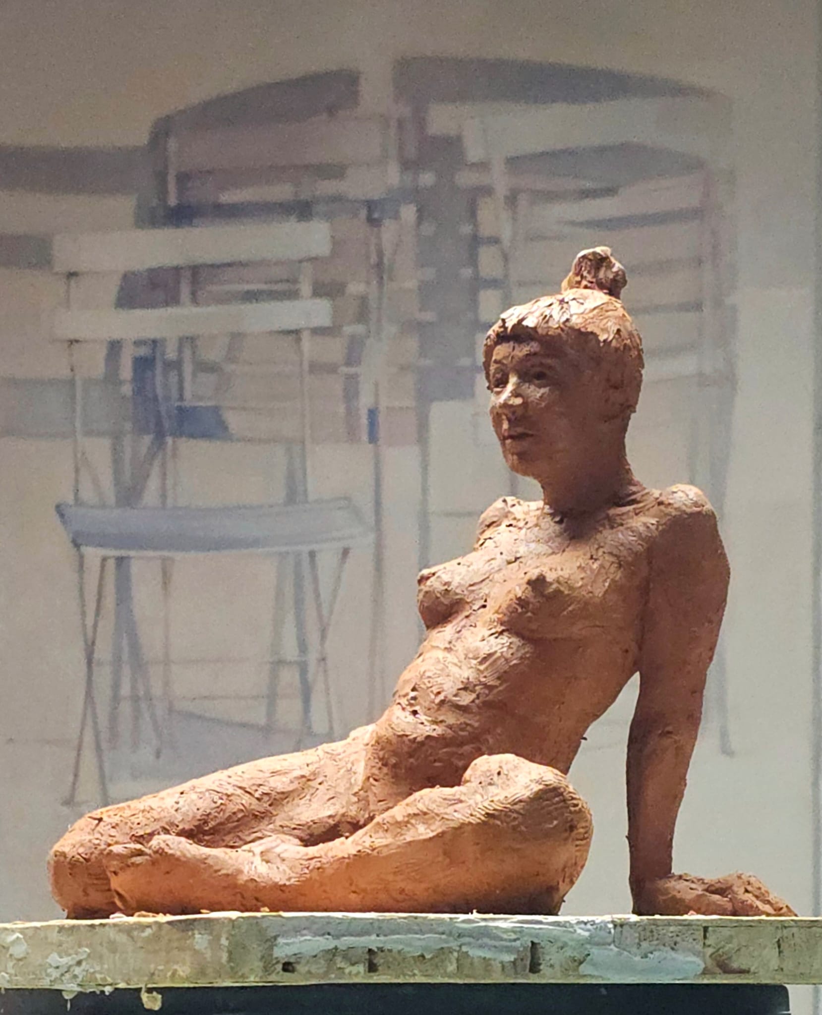 Kleifiguur van een zittend vrouwelijk model